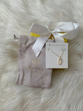 KENDRA SCOTT Essie Pave Short Pendant Necklace in Gold